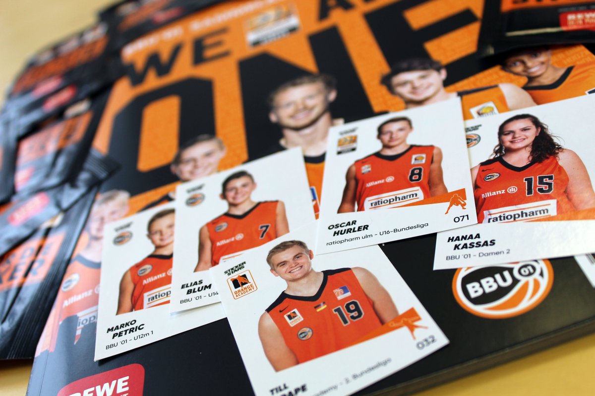 ratiopharmulm's tweet photo. Auf die Plätze, fertig, #Sammelfieber! 📙
Zusammen mit @REWE_Supermarkt präsentieren wir euch das erste #uuulmer Sticker-Sammelalbum! Fast 400 aktive Sportler von Klein bis Groß - die komplette #BBU01-Familie! #weareone
➡️ https://t.co/0VOCMgCLrJ https://t.co/R6GrJ6oL0k