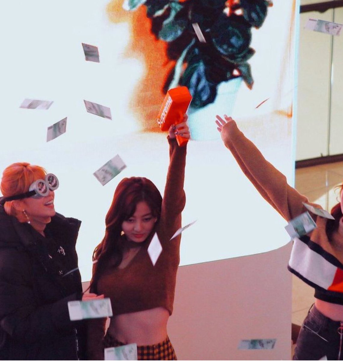 DPtiE-CUQAALBvs?format=jpg&name=medium