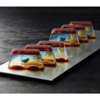 切るたびに新しい世界が見れる！！　ファンタジーな羊羹がめちゃくちゃ可愛い！！