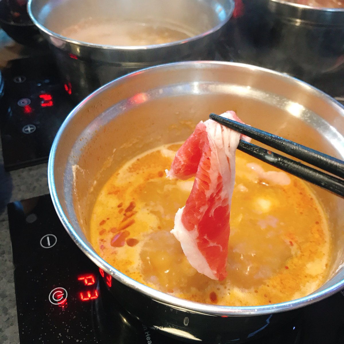 paepoets's tweet photo. ไปกินชาบูร้าน Mong Kok แถวเอกมัยมา หัวละ 588 เป็นหม้อแยกส่วนตัว มีเนื้อ หมู ทะเล ปู ปลากระพง ของเยอะมากกกกกกก แต่สำหรับเราทีเด็ดไม่ได้อยู่ที่ชาบูแต่อยู่ที่ https://t.co/lMgd4kiBqo