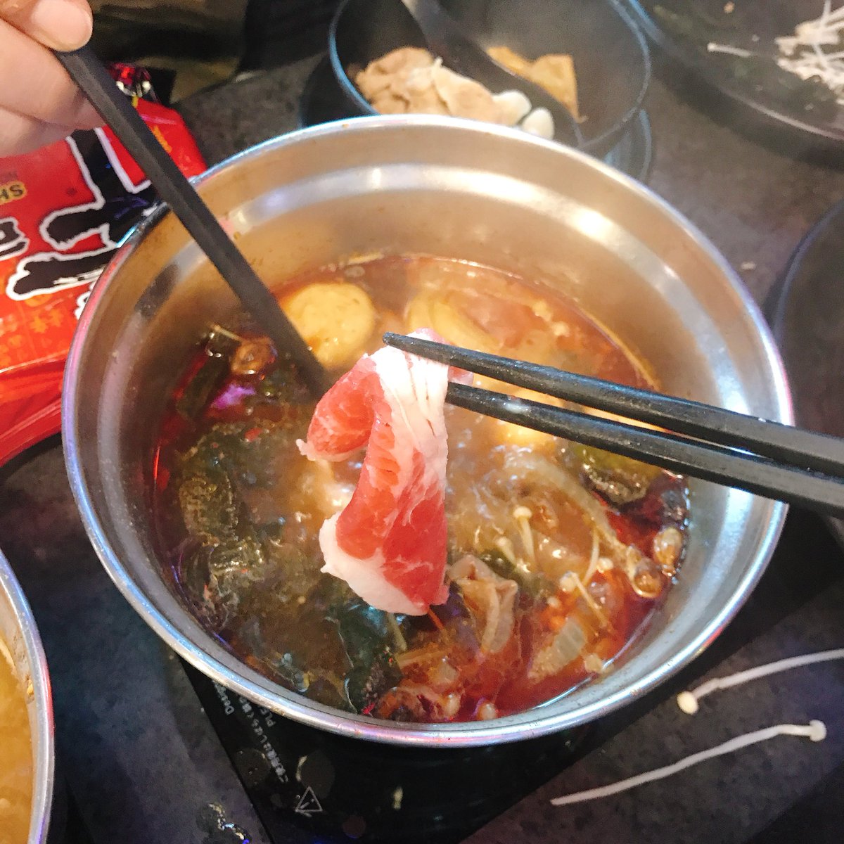 paepoets's tweet photo. ไปกินชาบูร้าน Mong Kok แถวเอกมัยมา หัวละ 588 เป็นหม้อแยกส่วนตัว มีเนื้อ หมู ทะเล ปู ปลากระพง ของเยอะมากกกกกกก แต่สำหรับเราทีเด็ดไม่ได้อยู่ที่ชาบูแต่อยู่ที่ https://t.co/lMgd4kiBqo