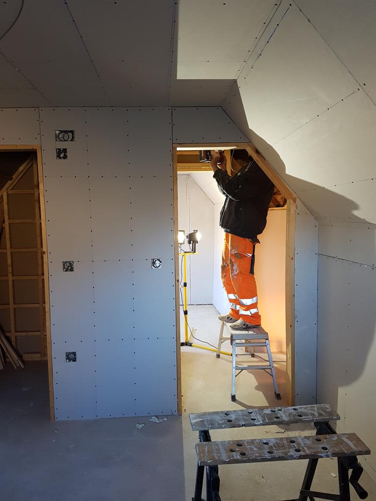 tomwbeam's tweet photo. Another room knocked on the head. 600m2 of boarding and every piece has at least one cut. #drylining #construction https://t.co/WsM0mbJpe5
