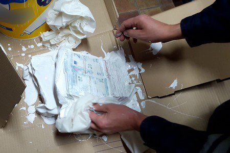 NordEclairWeb's tweet photo. https://t.co/iejrA7aDTe
Coup de filet des douanes à Reckem : 110 000 euros blanchis dans des pots de peinture. #douanes #reckem #blanchiment #argent https://t.co/iqa2WbvdEE