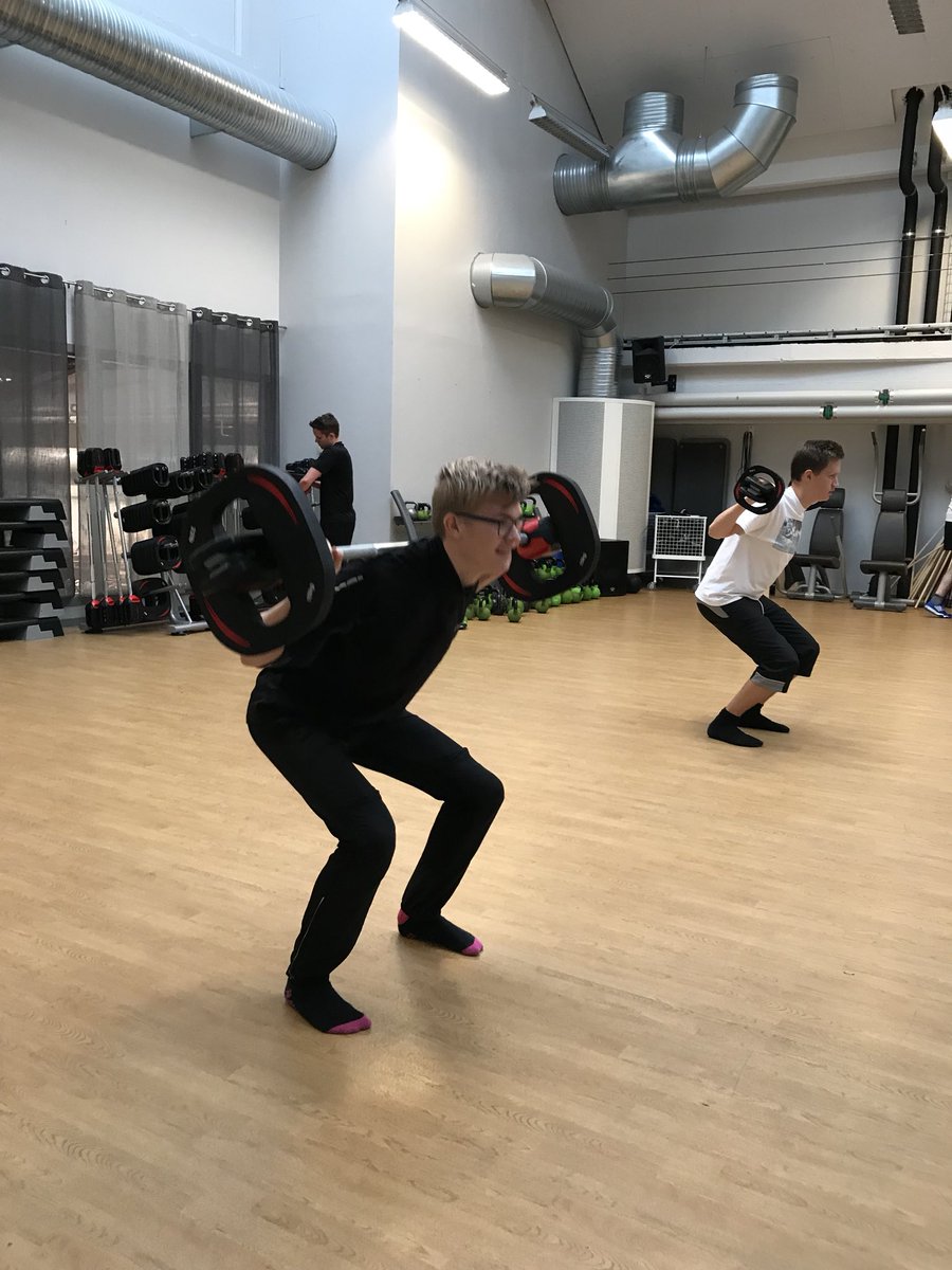LBSThn's tweet photo. I kursen idrott och hälsa 1 har tvåorna själva fått välja vilken aktivitet de vill. Vi har prata om kroppsideal i samhället och tendensen som finns att många tränar utefter idealet. Så detta vänder vi med att de får planera sina egna lektioner med fokus på att få en bättre hälsa. https://t.co/aWGaHMUIQ4