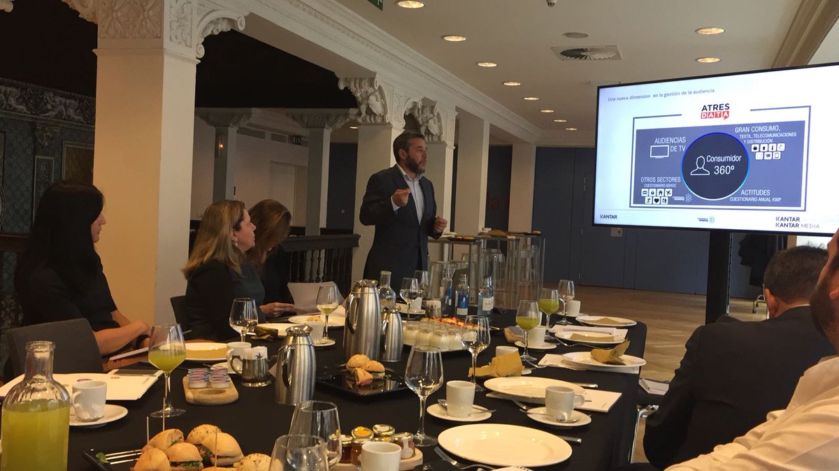 Kantar_ES's tweet photo. Fernando Pino, Director de Servicios de Marketing de @Atresmediapubli: "Planificando en targets demográficos se llega a más personas pero con menor propensión de compra." #ConsumerRating #Atresdata https://t.co/9PftNJ1ahn
