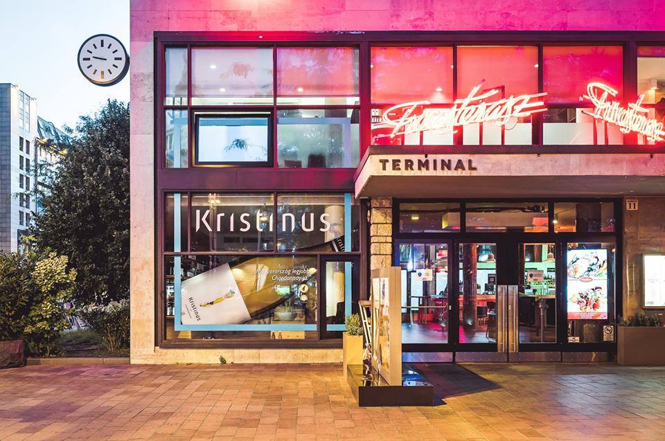 ZenitBudapest's tweet photo. hungarian_wine: A drop of Balaton in the heart of Budapest #kristinus #winebar https://t.co/qSiHFiULOj https://t.co/GoDX5ErbDz