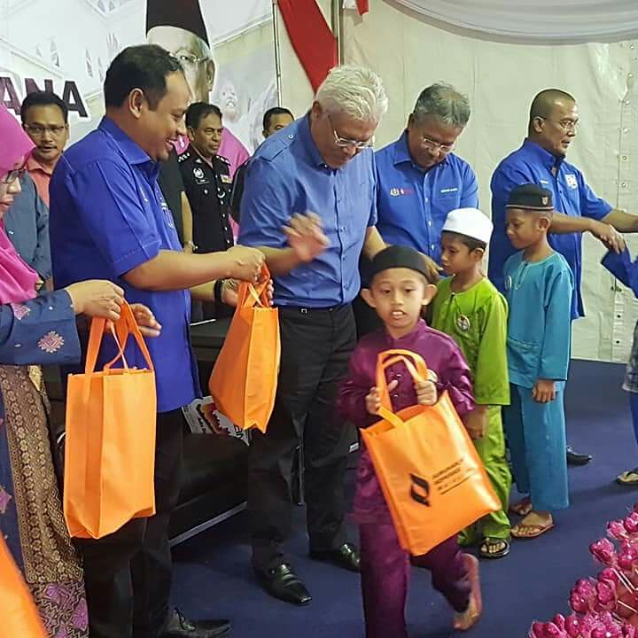 AmranLarut's tweet photo. Program Berkhatan Perdana Parlimen Larut 2017 @dhzhamzah @PerakBNYouth https://t.co/NY0uV8uqam