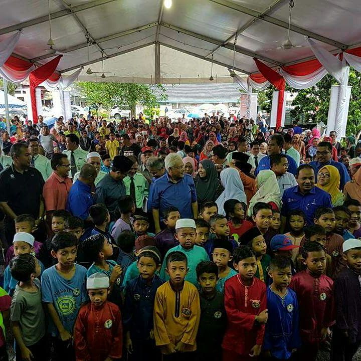 AmranLarut's tweet photo. Program Berkhatan Perdana Parlimen Larut 2017 @dhzhamzah @PerakBNYouth https://t.co/NY0uV8uqam