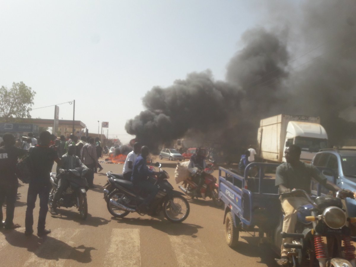 Burkina :en marge de la visite de Macron, le convoi de la délégation caillassé DPtmVB6WkAEhrSv