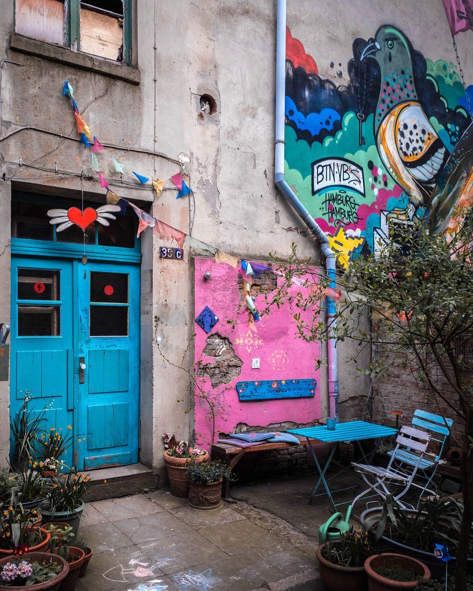hansegang's tweet photo. „Komm in die Gänge.“

#Hamburg #Gängeviertel #backyard @hamburg_de @mein_hamburg @gaengeviertel @visitHamburg https://t.co/5VhMGQ4pDt