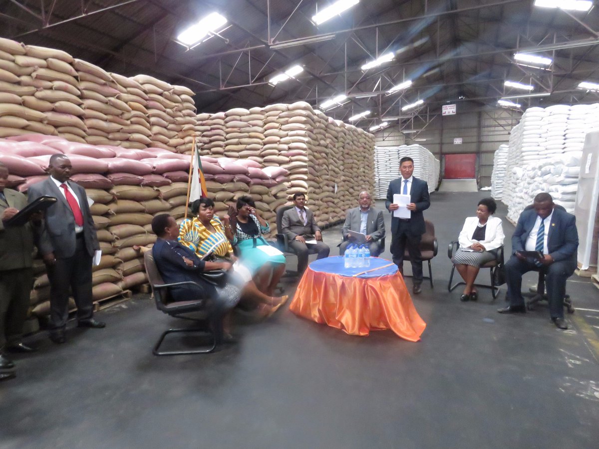 IndianDiplomacy's tweet photo. Assisting in the time of need
Ambassador of @IndiainZimbabwe handed over a grant assistance of 500 MT of Rice to Zimbabwe https://t.co/afVsxgGrBd