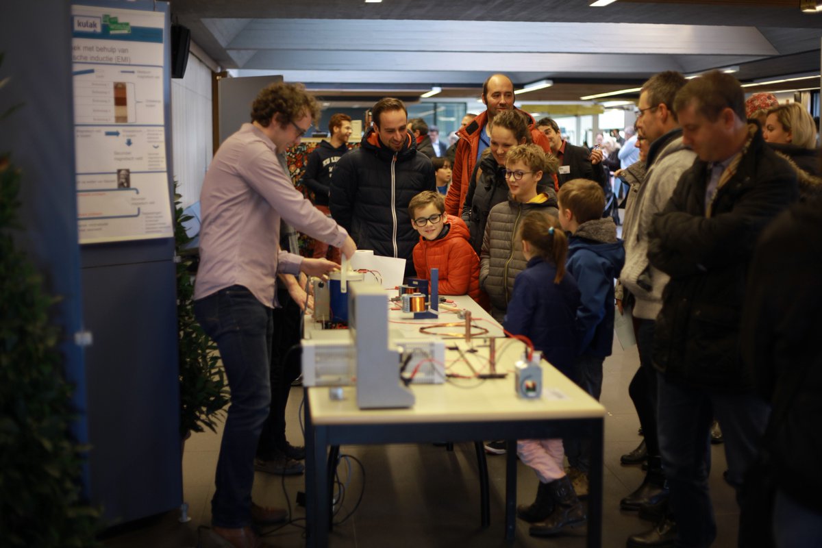 KULeuvenKulak's tweet photo. Bedankt aan alle bezoekers tijdens de @dagvdwetenschap aan #kuleuvenkulak! 👩‍🔬🔬 #dvdw2017 https://t.co/Fb8vZE69H6 https://t.co/SSXQdyLLb9