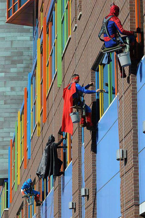 fractales_'s tweet photo. Limpiacristales de Memphis disfrazados de superhéroes mientras limpian en un hospital infantil (Vía @GenteEnFotos). https://t.co/yjCq5LwhxH