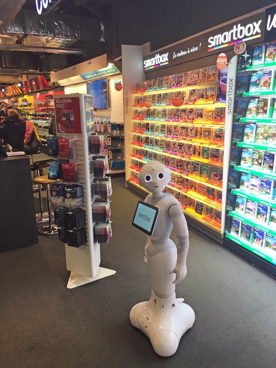 Fnac's tweet photo. Jusqu'au 24 décembre @PepperTheRobot 🤖 est là pour vous conseiller sur vos achats de coffrets cadeaux #SMARTBOX. Retrouvez le dans vos magasins #Fnac Val d'Europe, Créteil, Ternes, St Lazare, Montparnasse, Vélizy 😃 https://t.co/9ttVUy6Fae