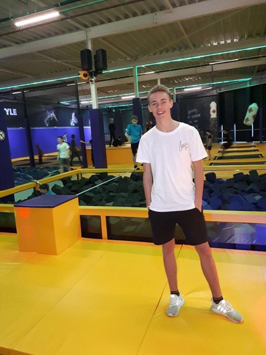 JumpsquareUTR's tweet photo. Meet &amp; Greet met UberQuin!

Vrijdag 15 december Meet and Greet met Quin van der Zeeuw bij Jumpsquare Nieuwegein van 16.00 - 20.00 uur! Quin is bekend van youtube kanaal: UberQuin.

Wil jij op de foto of een handtekening van UberQuin?
Reserveer dan snel jouw jumpsessie https://t.co/tQEfKkTgUG