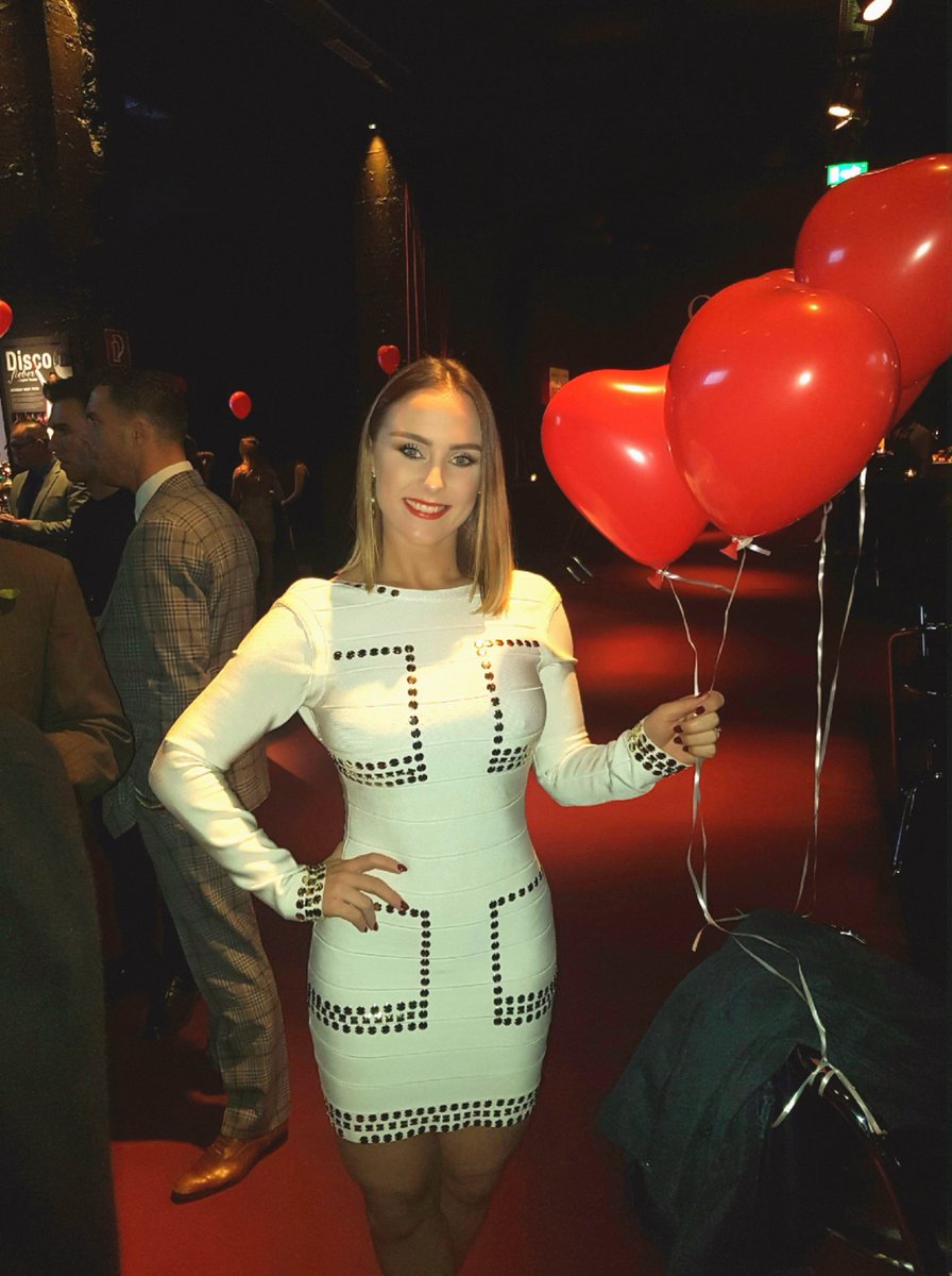 CeceJones_Life's tweet photo. Rocking my @HouseOfCB dress at our annual Christmas party last night 😍 https://t.co/MHsZxk6Nz8