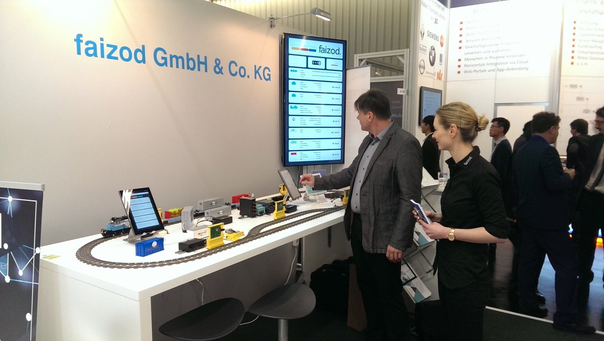 MarcoNeubert_'s tweet photo. Zuerst ein Besuch bei @faizod am Stand 140L Halle 6. Der #BlockchainTrain zeigt als Applikationsbeispiel was mit #Blockchain alles mΓΆglich ist.
Foto mit @faizod Team. https://t.co/lEkupT79Hr