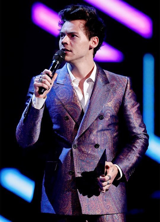 hazstylestrash's tweet photo. Do you ever have a moment when you just want to burst into tears because harry is so beautiful? Me too. https://t.co/g0v5QWAJso