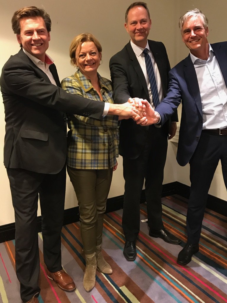forskningsradet's tweet photo. Sammen for sterke innovative regioner: avtale mellom KS,
fylkeskommunene, @siva_sf , @InnovasjonNorge og @forskningsradet @ESusegg @AKFahlvik @PNiederbach https://t.co/etCQxsw4cR
