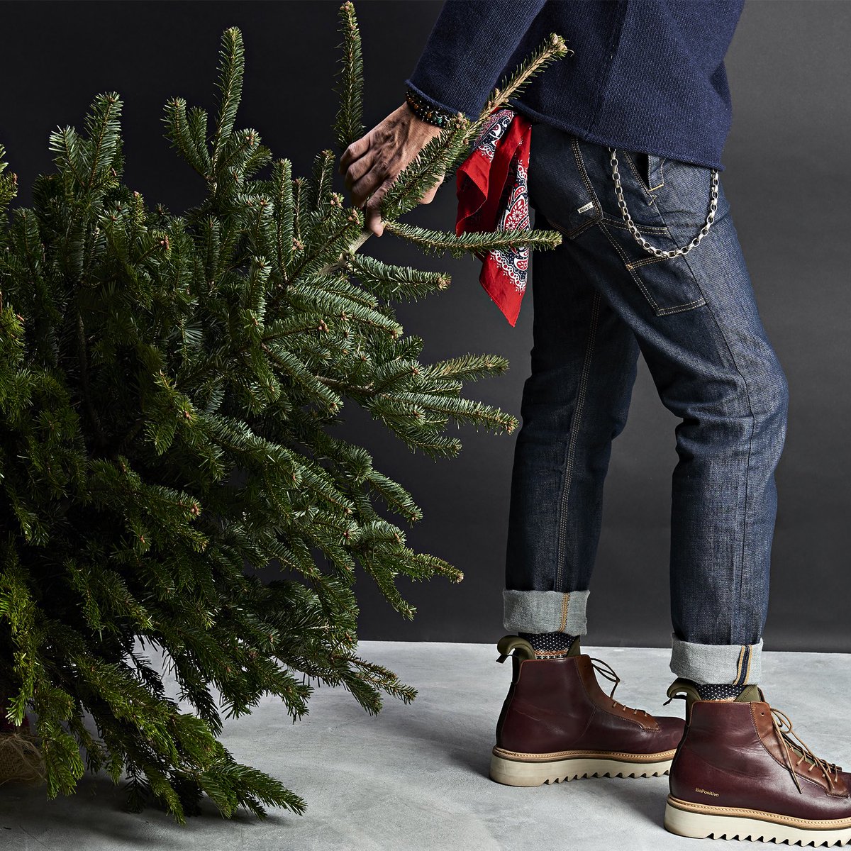 bepositive_it's tweet photo. We are ready for the #holiday season with #BePositive 🌲 #MasterMD #shoes #mola #menstyle #holidayseason #bepositiveauthentic #FW1718 https://t.co/cvdRe9smdJ