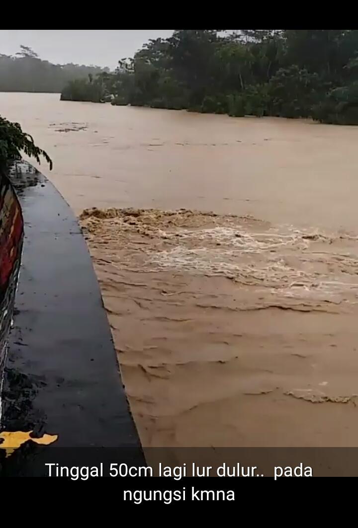 PonkesdesJatim1's tweet photo. Semoga saudara2ku di pacitan di beri keselamatan dan kesabaran dalm menghadapi musibah @BNPB_Indonesia @dinsos_jatim @JatimPemprov https://t.co/Rk3H3KXtrT