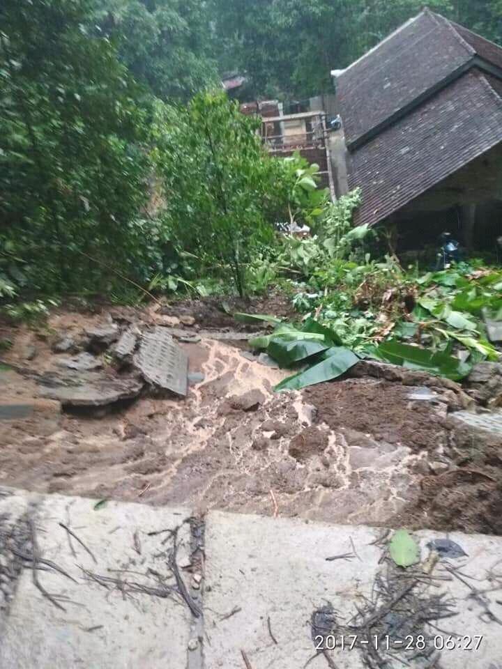 PonkesdesJatim1's tweet photo. Semoga saudara2ku di pacitan di beri keselamatan dan kesabaran dalm menghadapi musibah @BNPB_Indonesia @dinsos_jatim @JatimPemprov https://t.co/Rk3H3KXtrT