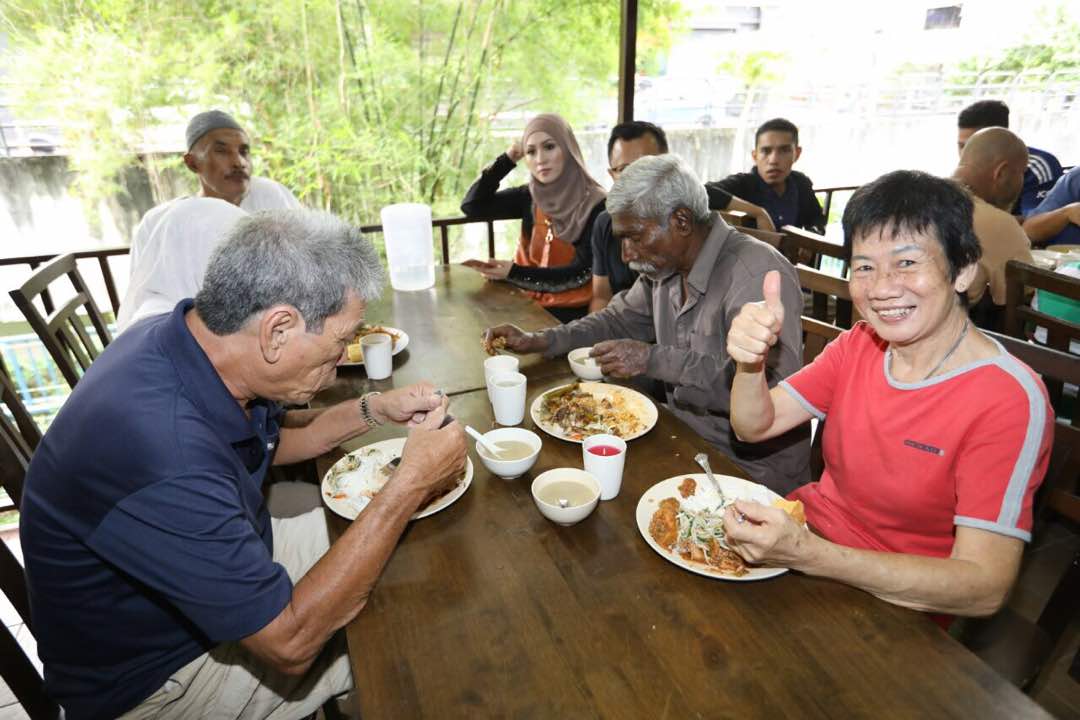 NajibRazak's tweet photo. Makanan tengah hari yang disediakan Restoran Gabungan NGO 1Malaysia bukan sahaja percuma tetapi sedap dan simple. 👏🏻 https://t.co/i5b9WGAsB7