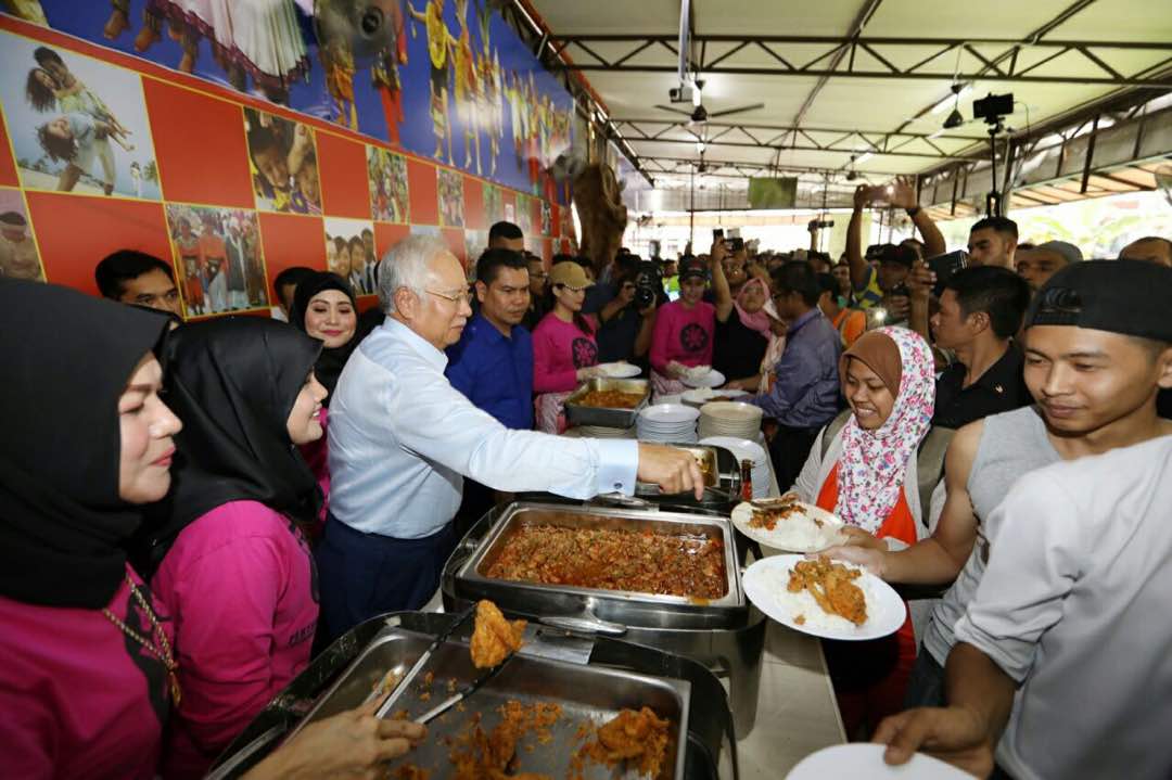 NajibRazak's tweet photo. Makanan tengah hari yang disediakan Restoran Gabungan NGO 1Malaysia bukan sahaja percuma tetapi sedap dan simple. 👏🏻 https://t.co/i5b9WGAsB7