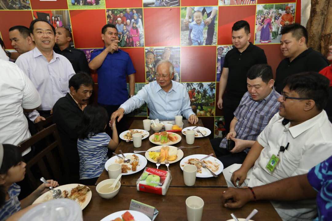 NajibRazak's tweet photo. Makanan tengah hari yang disediakan Restoran Gabungan NGO 1Malaysia bukan sahaja percuma tetapi sedap dan simple. 👏🏻 https://t.co/i5b9WGAsB7