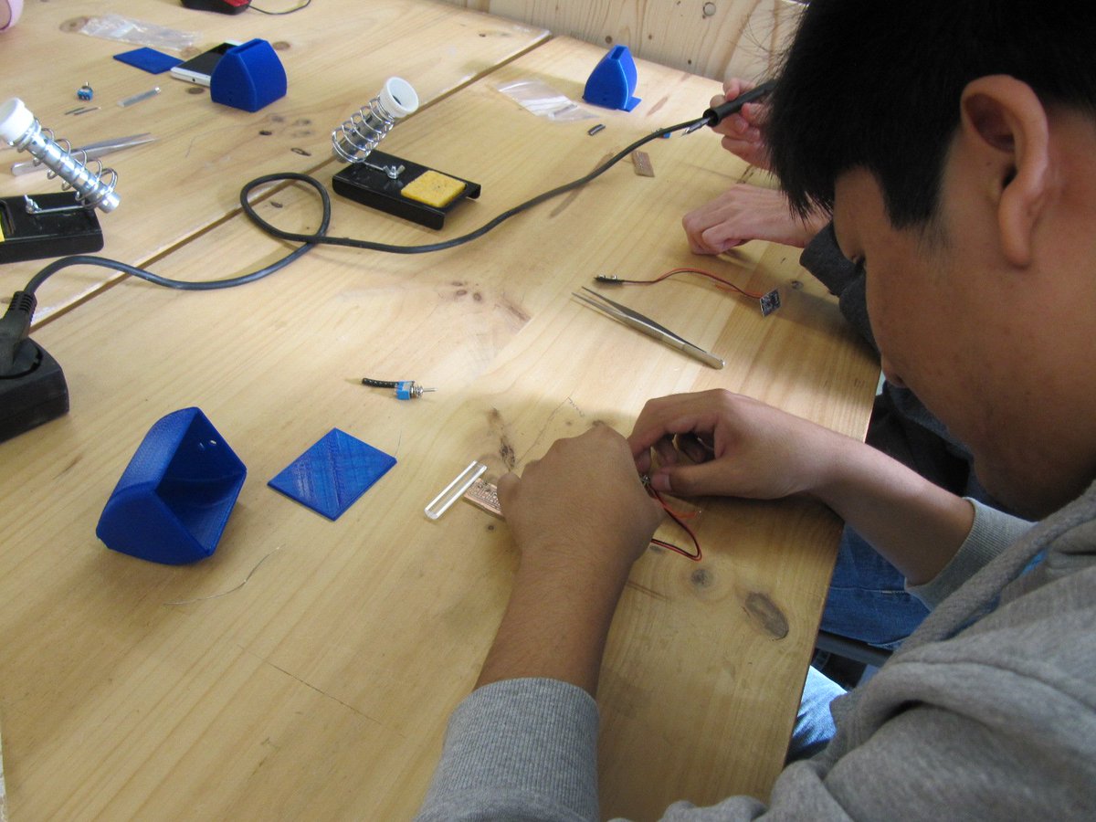 FabLabCastell's tweet photo. ¡Soldando LEDS! Estamos en el taller de #PhabLabs4.0 donde estamos realizando una hoja de luz. Aprendiendo fotónica y fabricación digital
@fablabbcn @photonics21 @ICFOnians #tinkerers #fablabs #digitalfabrication #fablab #futuremakers https://t.co/nU8NrlSp8C