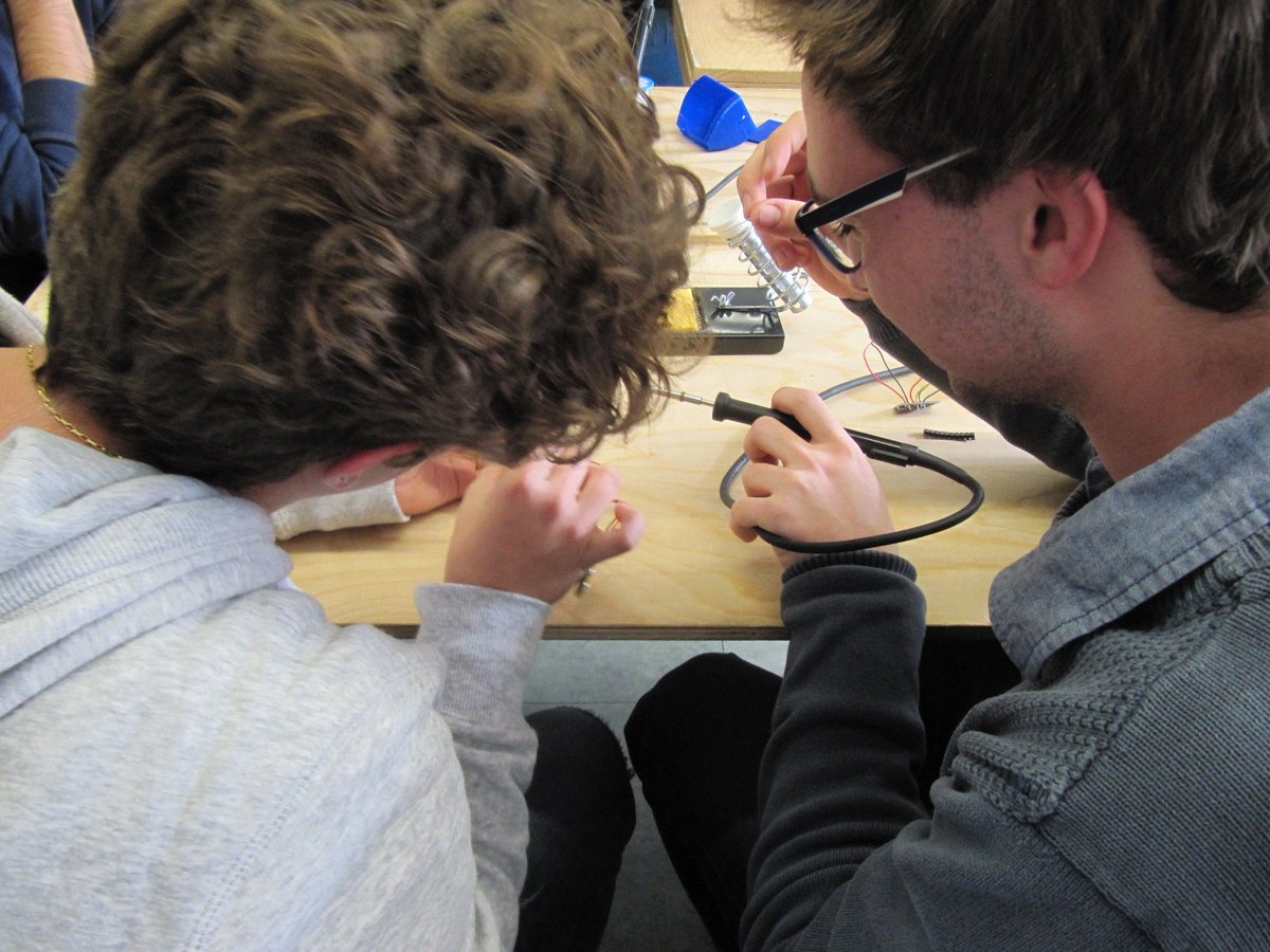 FabLabCastell's tweet photo. ¡Soldando LEDS! Estamos en el taller de #PhabLabs4.0 donde estamos realizando una hoja de luz. Aprendiendo fotónica y fabricación digital
@fablabbcn @photonics21 @ICFOnians #tinkerers #fablabs #digitalfabrication #fablab #futuremakers https://t.co/nU8NrlSp8C