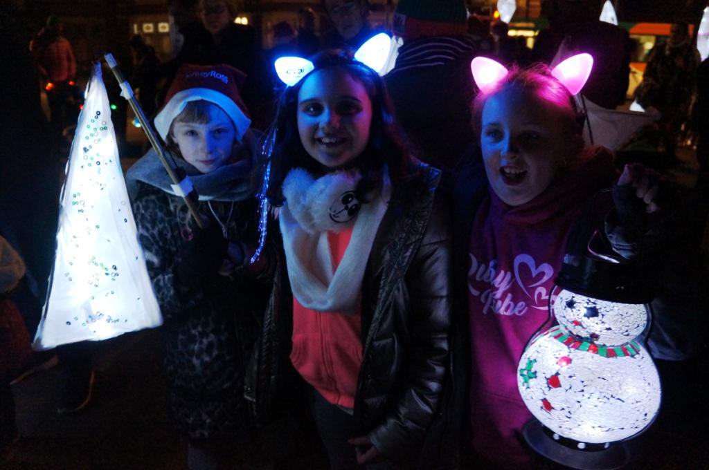 roathlanterns's tweet photo. A massive thank you once again to everyone who took part in and helped at Sunday night's Roath Latern Parade. How amazing you all looked with your beautiful lanterns glowing around the Rec! A few unofficial pics - official ones to follow! https://t.co/mq1BsZDl1D