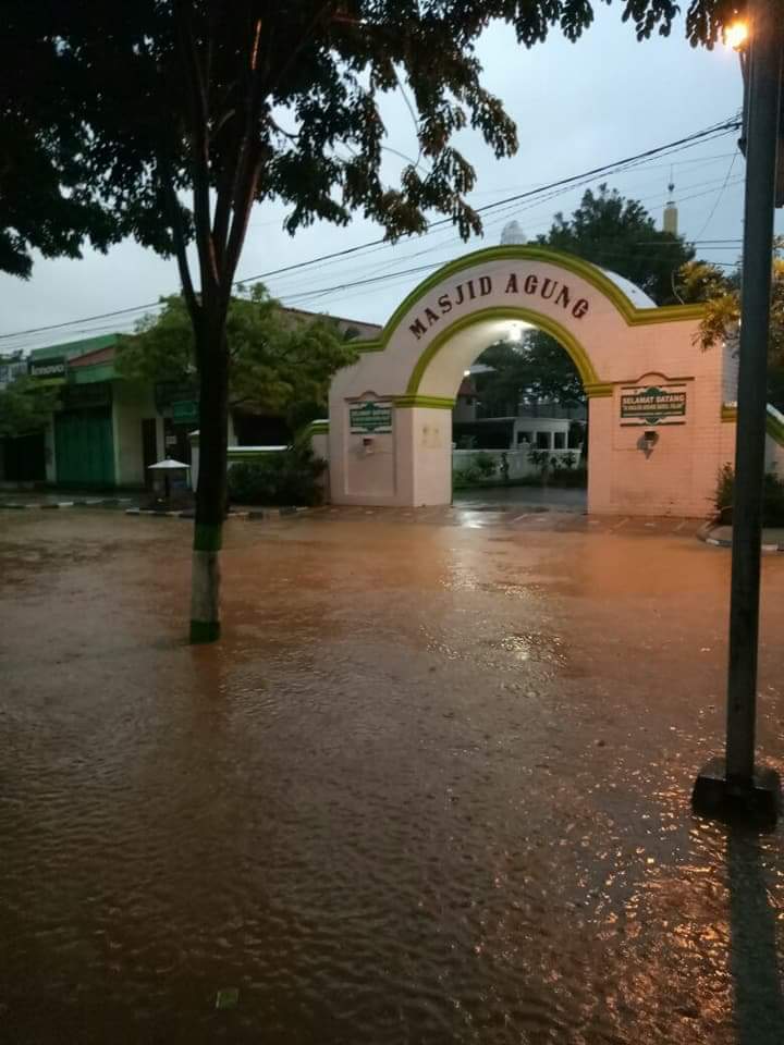 ana_khoz's tweet photo. Pacitan Berduka. Banjir Bandang  Melanda. Sementara 11 jiwa jadi korban. Mari Berdoa, semoga korban dan kerusakan tak ada lagi.
#PrayForPacitan 
@bpbd_jatim @gusipul4 https://t.co/yTYnCrCqJ2