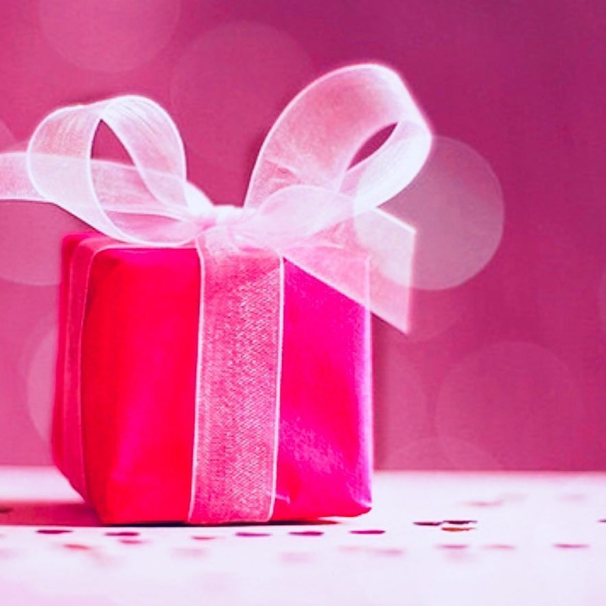 ValentinAfeltra's tweet photo. Se dico che questo martedì è cominciato alla grande 🤩,
mi credete❓❓❓ Tanti messaggi già dalle 8 di mattina 😍💌 Sono super contenta di vedere quante donne coraggiose hanno deciso di accettare la #SfidaLoveYourLife ❤️
E cioè arrivare al Natale con m… https://t.co/yFxP4cFzS8 https://t.co/480PPB92zC