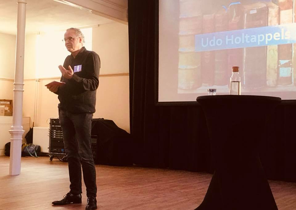 Groep5700's tweet photo. Wij zijn trots, wat kwam zijn verhaal goed binnen! Collega Udo Holtappels op het congres Business #Storytelling. “De consument van vandaag prikt feilloos door opgeklopte marketingbubbels heen. Het echte verhaal, daar draait het om. Maar hoe vertel je dat?” https://t.co/KS0bODbhTX
