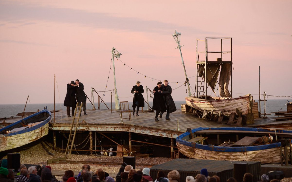 ClassicaHD's tweet photo. Stasera, alle ore 21.10, Classica HD trasmette il Peter Grimes di #BenjaminBritten nella produzione messa in scena da #TimAlbery durante l’Aldeburgh Festival del 2013. (Sky, canale 138) https://t.co/Q3FPckE1oA