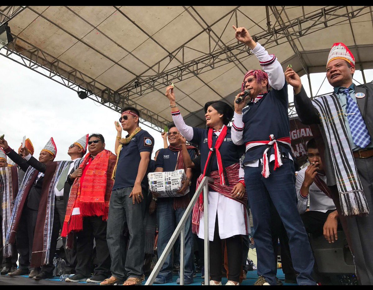 dormauli_939's tweet photo. Pecah Rekor Muri Mardemban Massal (mkn sirih massal) acara Raja Silalahi Sabungan 26-11-2017,Dairi, Sumut.Terimakasih Rumahela &Bangso Juara https://t.co/vRpcj5B79j