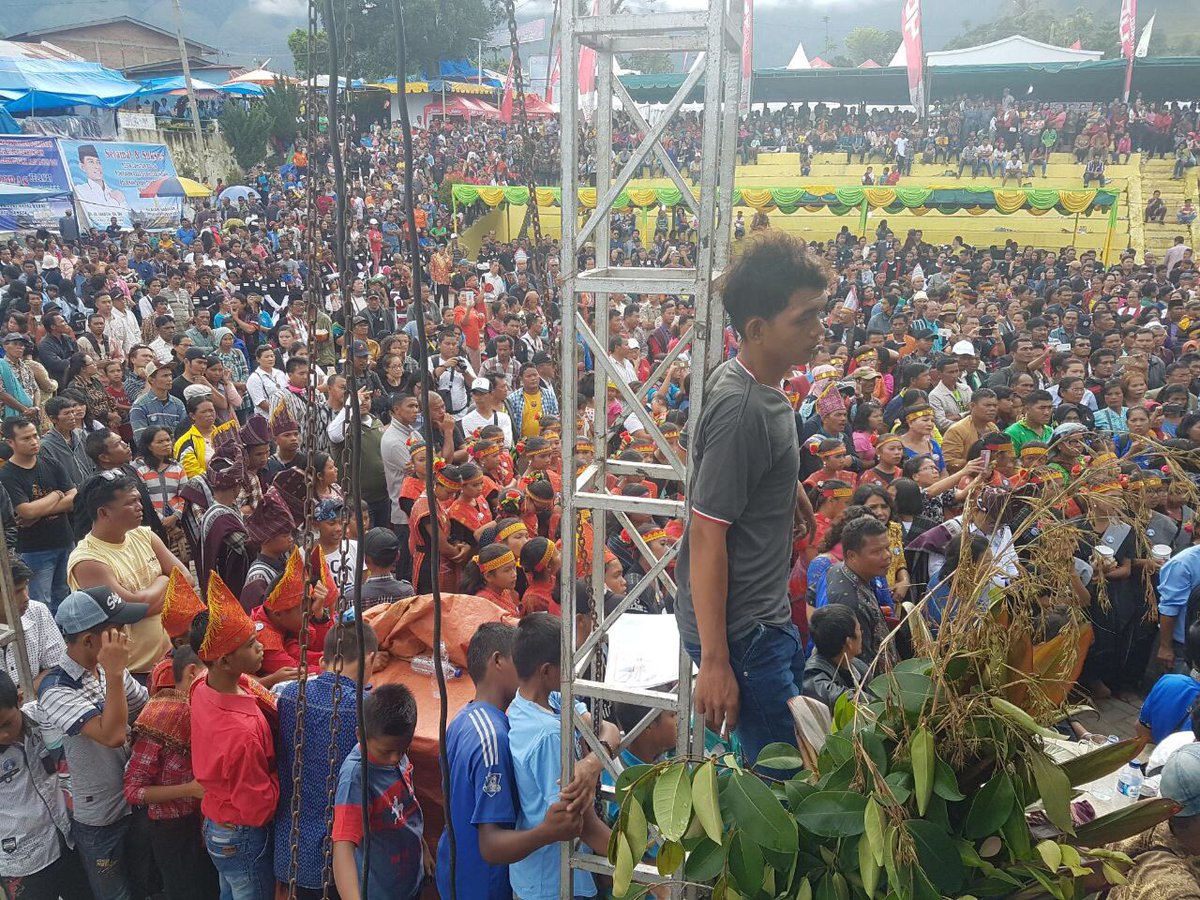 dormauli_939's tweet photo. Pecah Rekor Muri Mardemban Massal (mkn sirih massal) acara Raja Silalahi Sabungan 26-11-2017,Dairi, Sumut.Terimakasih Rumahela &Bangso Juara https://t.co/vRpcj5B79j