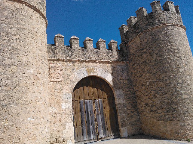 Un nuevo libro actualiza el catálogo de castillos y fortalezas de la provincia de Burgos dlvr.it/Q3FwCv