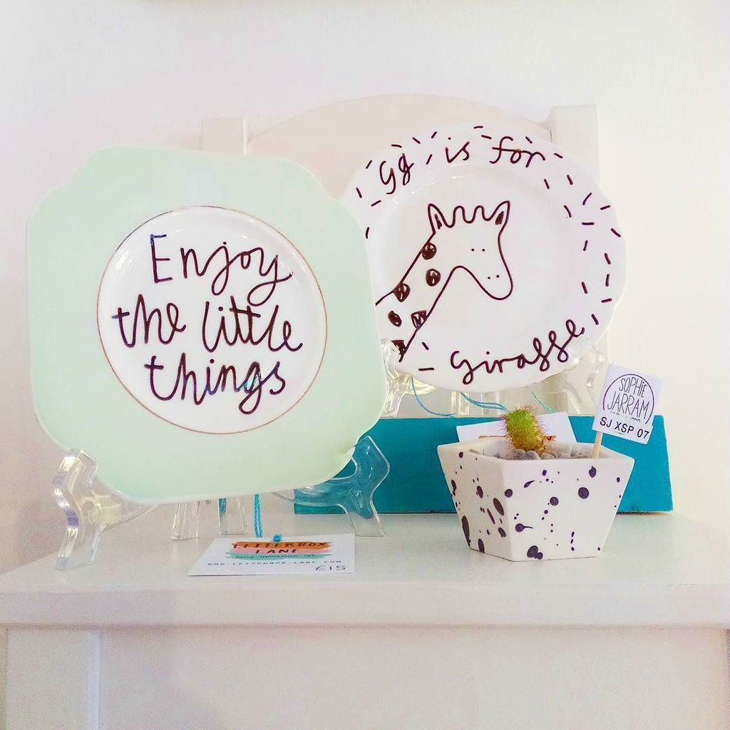 HandmadeNotts's tweet photo. Happy Tuesday! We are open!
.
.
.
#enjoythelittlethings #thelittlethings #itsthelittlethings #giraffe #gisforgiraffe #handpaintedplate #vintageplates #porcelainplanter #handmadeplanter #cactusdecor #cactusclub #babycactus #cactuslove #decorinspo #homeinsโฆ https://t.co/rIfyBeYKfg https://t.co/af8hjtMAlq