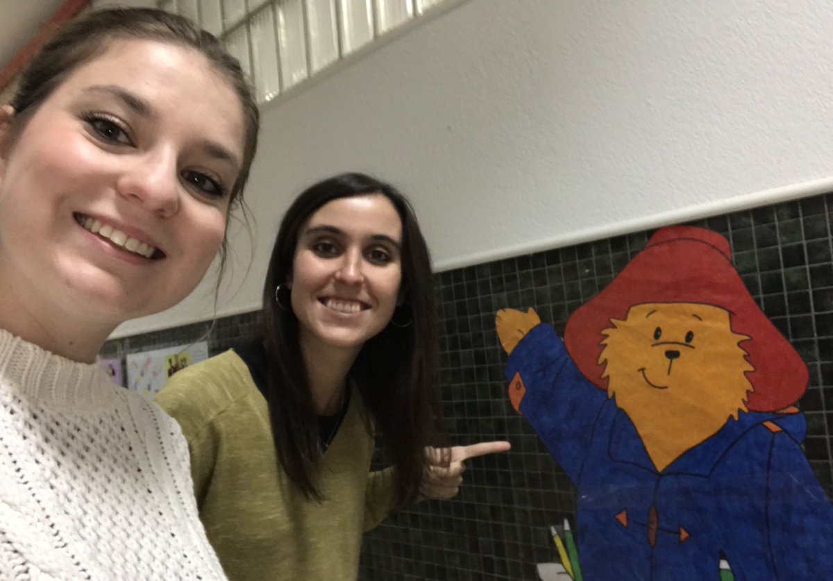 FrayLuisSCJ's tweet photo. Las profes de inglés con Paddington, ¿qué prepararán? 😱😱😱 https://t.co/A4xmXga0wW