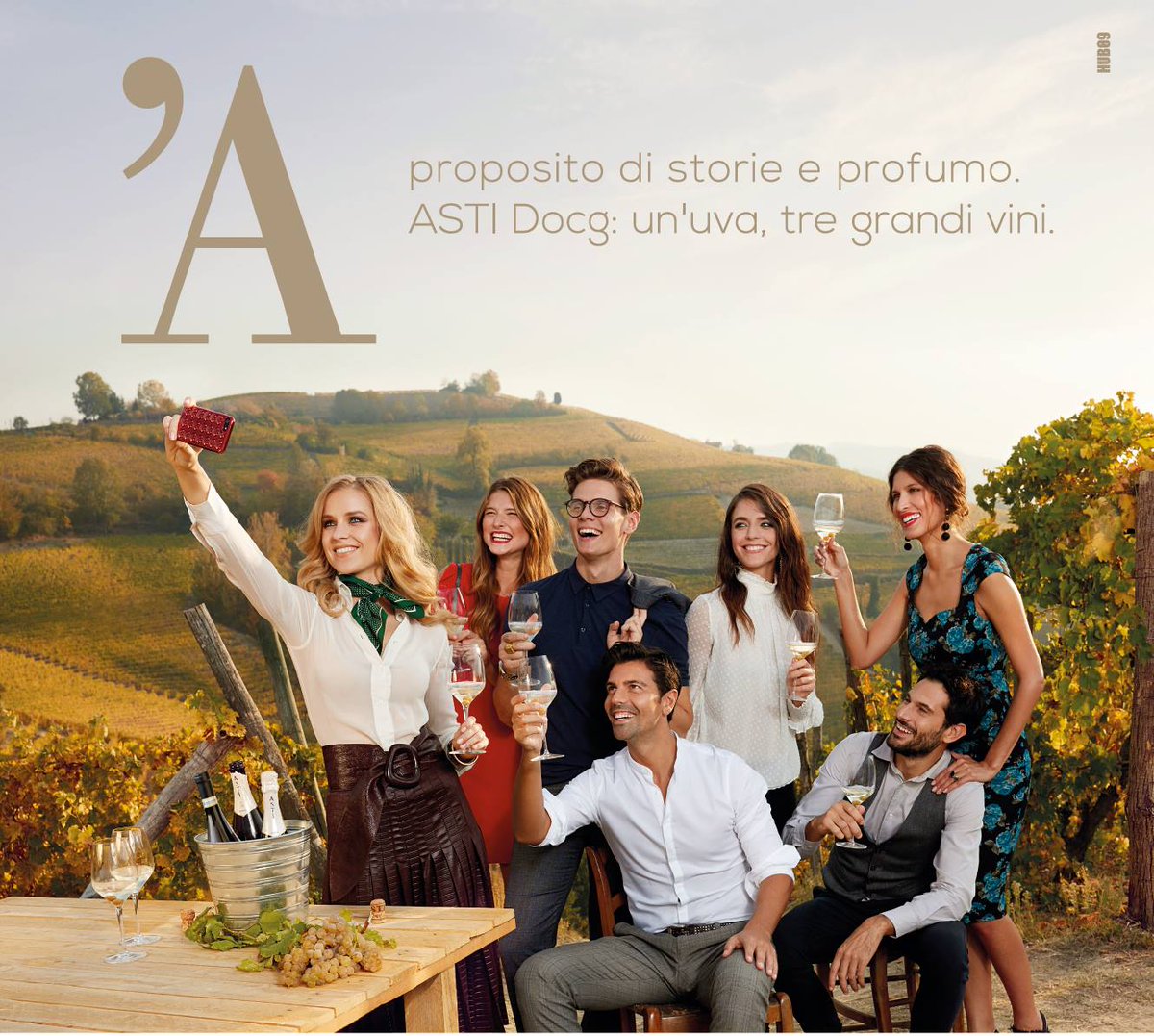 ConsorzioAsti's tweet photo. La nuova campagna di comunicazione del Consorzio dell’#ASTIDocg rimette al centro il profumo unico dell’uva, l’unicità del territorio, la storia e la tradizione, fondendo il verismo della terra con il fascino dell’eleganza. #RuralGlam https://t.co/HptNfrp0yV