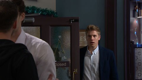 UtdSwarla's tweet photo. Look at poor Roberts face seeing Aaron kiss Alex.
No Aaron u belong with Robert so stop it.
Ian macloed wat r u doing2my boys&my โค #robronendgame #robron #Emmerdale https://t.co/YcFe7hU2gC