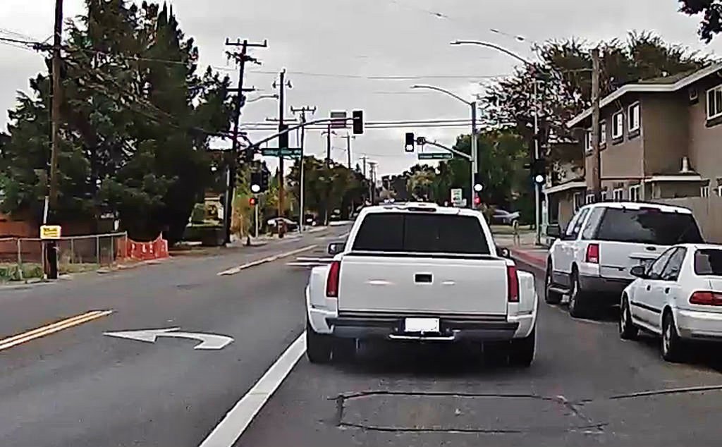 LoveYourRV's tweet photo. Saw this rolling down the street in front of me yesterday. A lowered dually, huh? Wonder if they have lowered trailer to match https://t.co/6GSYvR0Zun