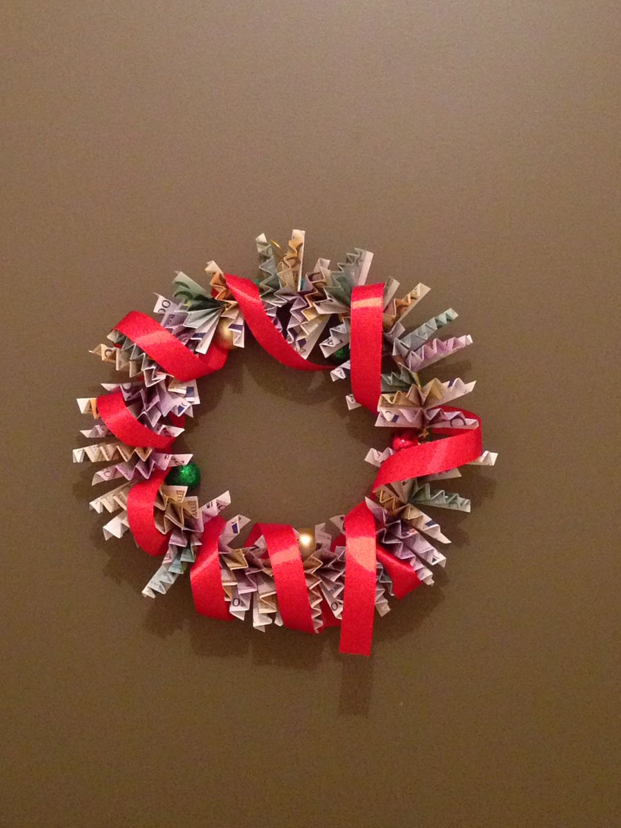 aoun_julia's tweet photo. 🇬🇧 Christmas Wreath from paper artificial money 35€ 🎄
🇫🇷 Couronne de Noël de l'argent en papier artificiel 35 € 🎅🏼 https://t.co/TTc79dZF2Z #juliaaoun #handmade #ouvrage #handiworks #handiwork #christmas #christmas2017 #christmasgifts #noël2017 #cadeaunoel @aoun_julia https://t.co/rQeOyE2FZN