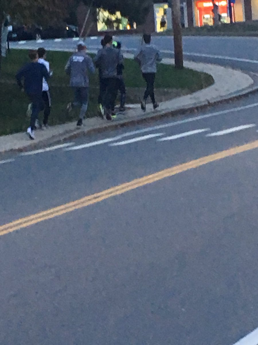 ajm1107's tweet photo. People jogging @HMP403_PH #PHin48hours https://t.co/rgxkkluotP