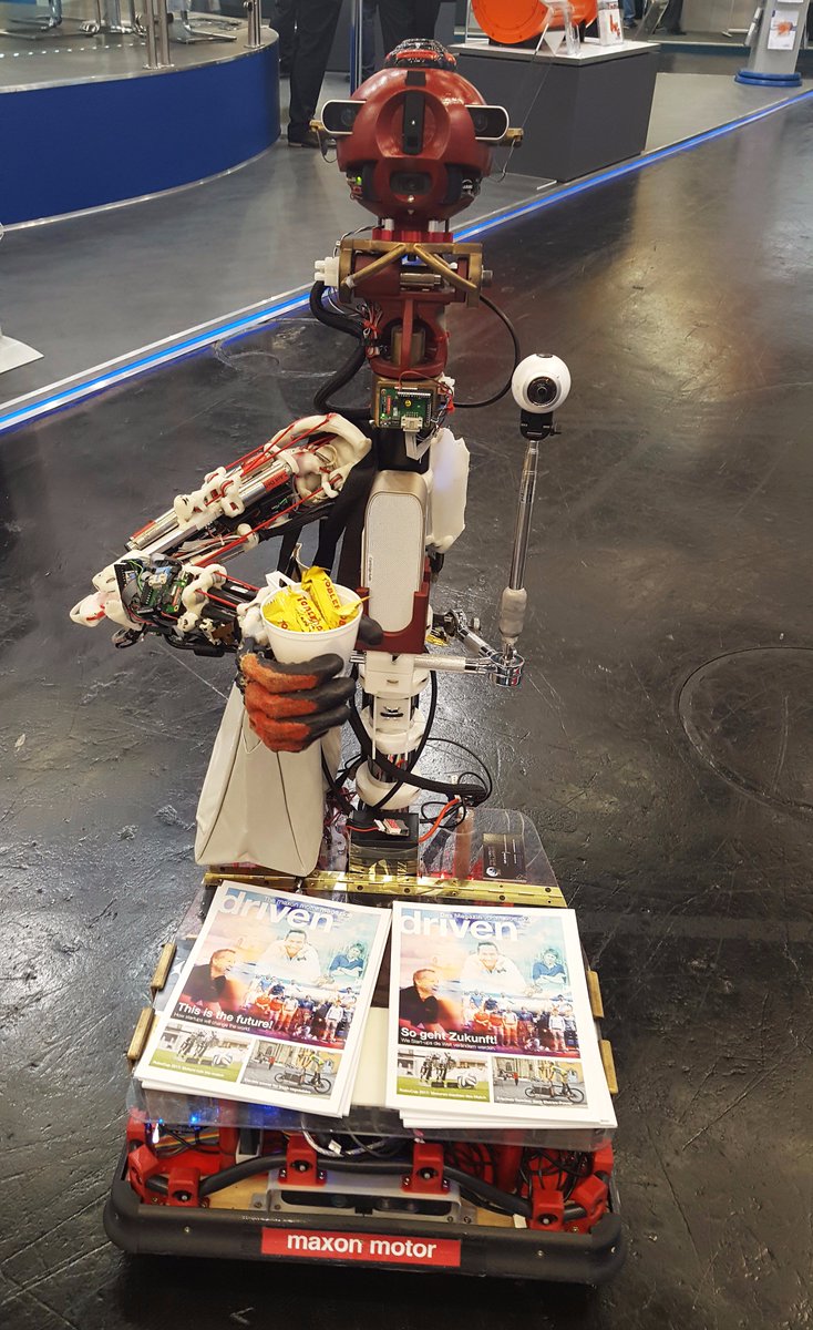 maxonglobal's tweet photo. Zwei in Einem: Cooler Roboter, der das driven Magazin aushändigt. An der #sps_live bei uns zu sehen. Halle 1, Stand 100. #maxoninside #drivenbyprecision https://t.co/uVUyn4Rh0l