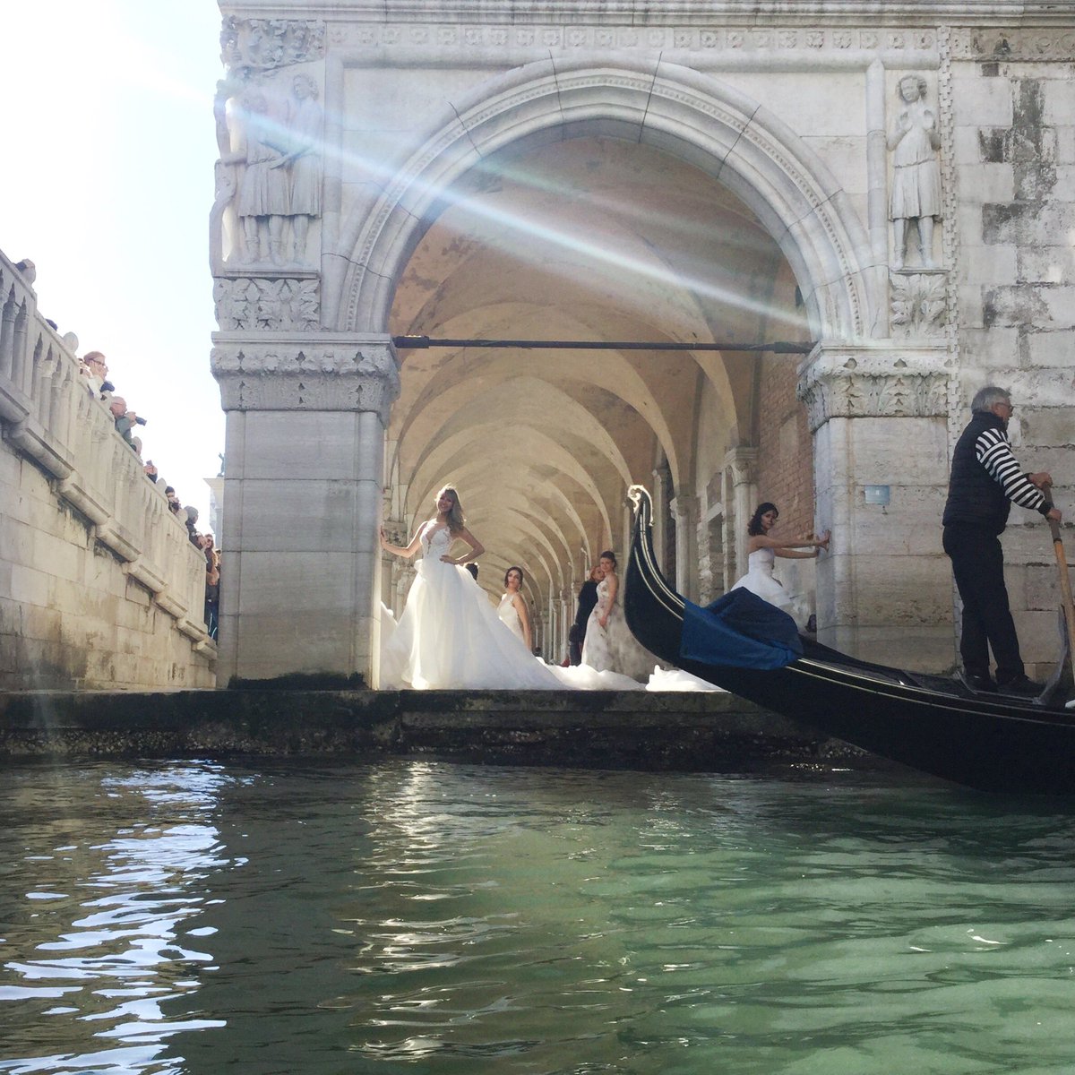 BoscaroJr's tweet photo. #Brides are wearing #Venice 😊 #sposarsiavenezia per @monicacesarato @DreamOfVenice @magdina67 @jolocktov @paoloigna1 @MSTagliaferro @Antonella842019 #aphotoofveniceaday @TurismoVeneto @BeautyfromItaly @aGuestinVenice @excelsiorvenice @HotelCarlton https://t.co/gCQRmG0qs3