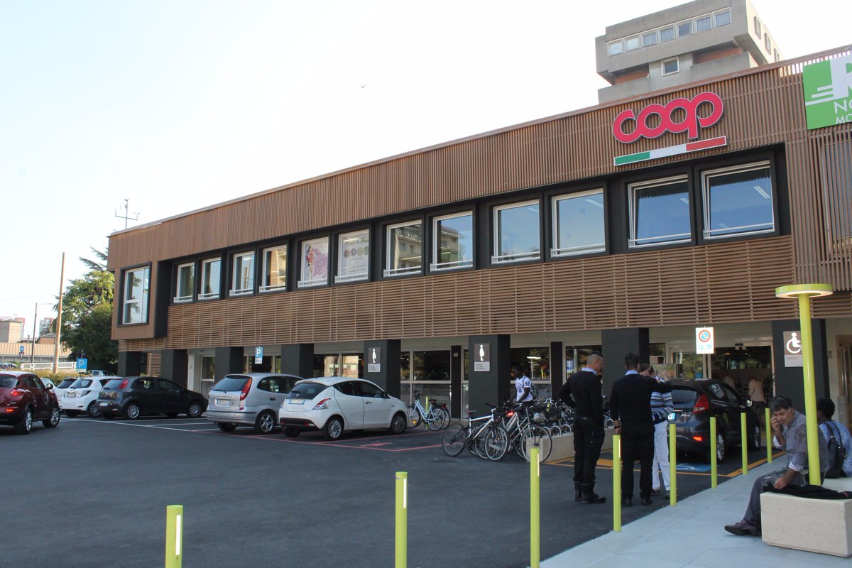 EURAC's tweet photo. Questo è il centro commerciale di Modena Canaletto dopo il risanamento realizzato in #CommONEnergy. Abbiamo testato soluzioni per il risanamento dei centri commerciali anche a Valladolid e Trondheim. Ridotti i consumi elettrici del 40% https://t.co/AAEfbxgSbh https://t.co/vXVcMTw6aG