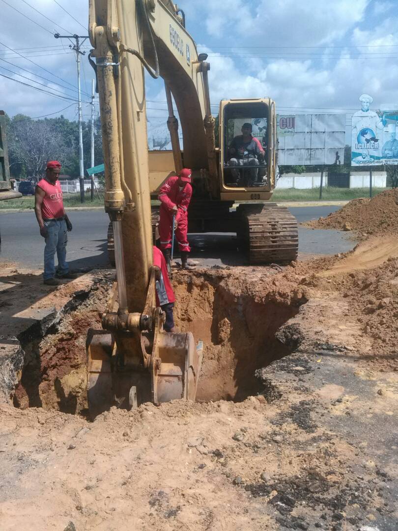 Hoy Reparación del colector de la Av. Cristobal Colon con calle 15 Tamare, dando solución al  problema de aguas servidas de la Urbanización Andrés Bello #EnDefensaDelZulia #LagunillasNoSeRinde